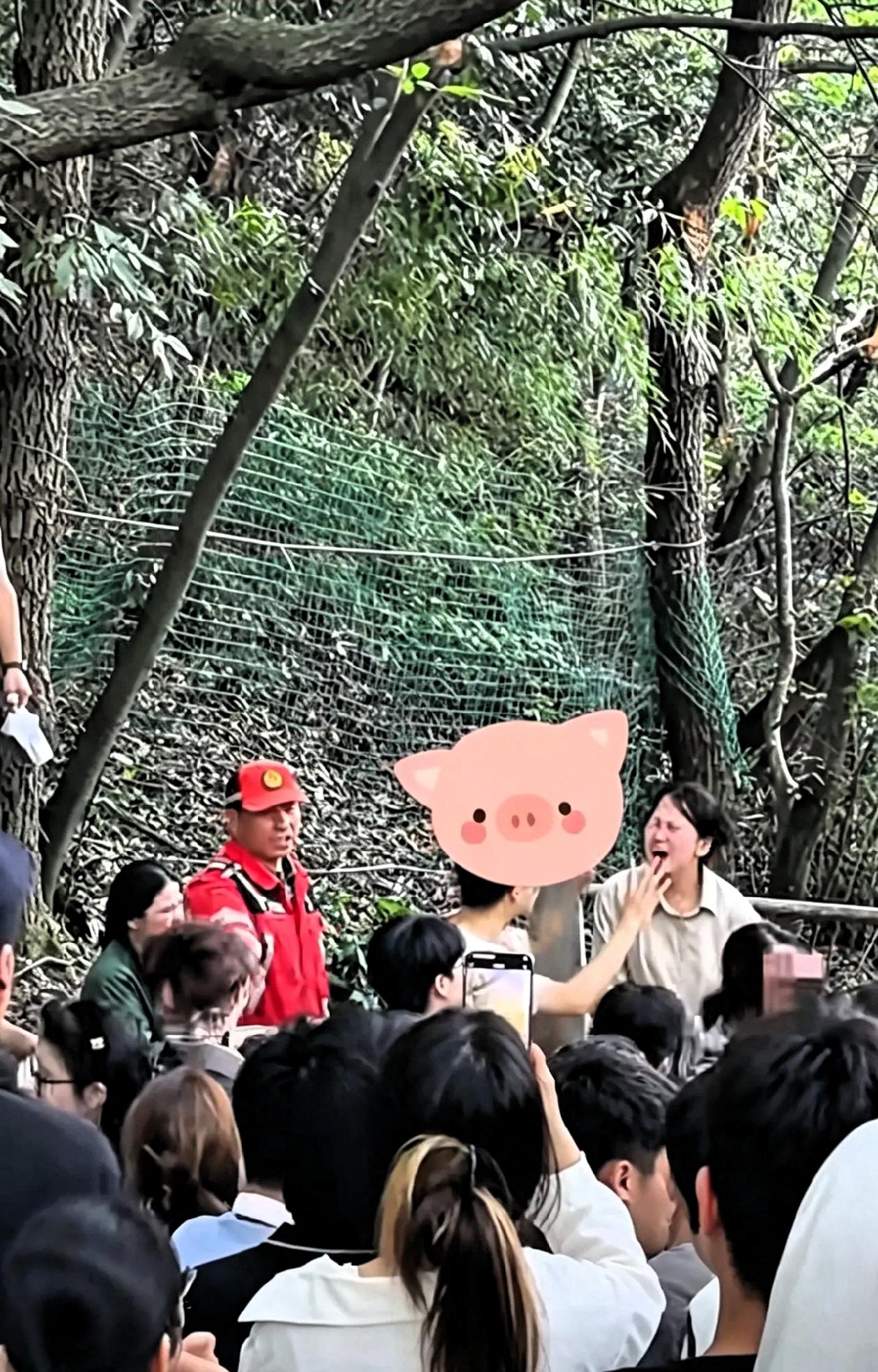 男朋友带着女朋友的闺蜜去爬杭州北高峰，女朋友带着另一个闺蜜也去爬山了，但这四个人