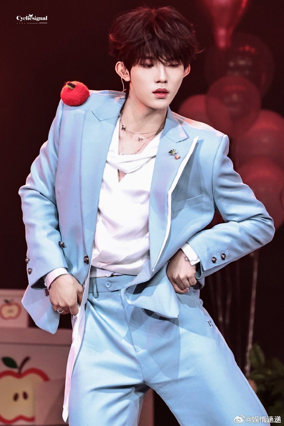 苏新皓散落的华服舞台 成长分享会最大惊喜！苏新皓跳华服，舞台魅力绝了 