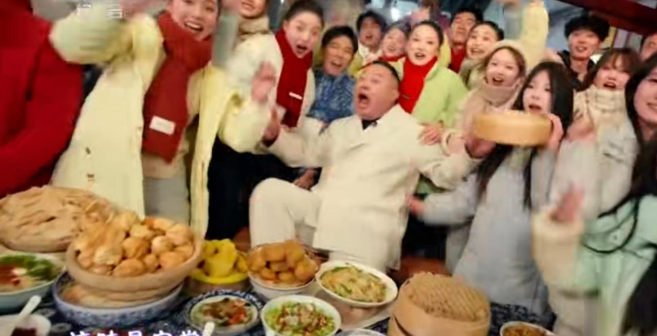 画面里，油泼辣子点缀的搅团、热气腾腾的串串火锅，还有摆满桌的陕味小吃，勾画出陕西