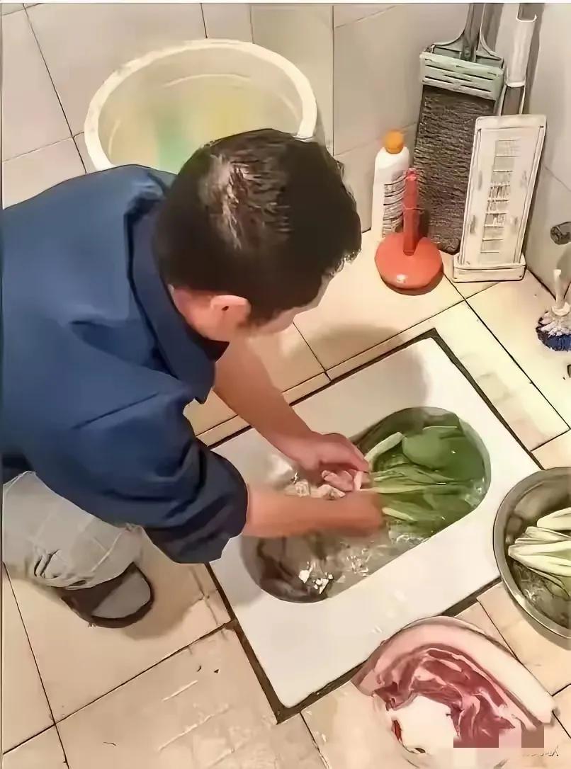 这真的穷到了这个地步了吗？
一男子，用卫生间的厕所洗菜，旁边还放着一大块肉，也不
