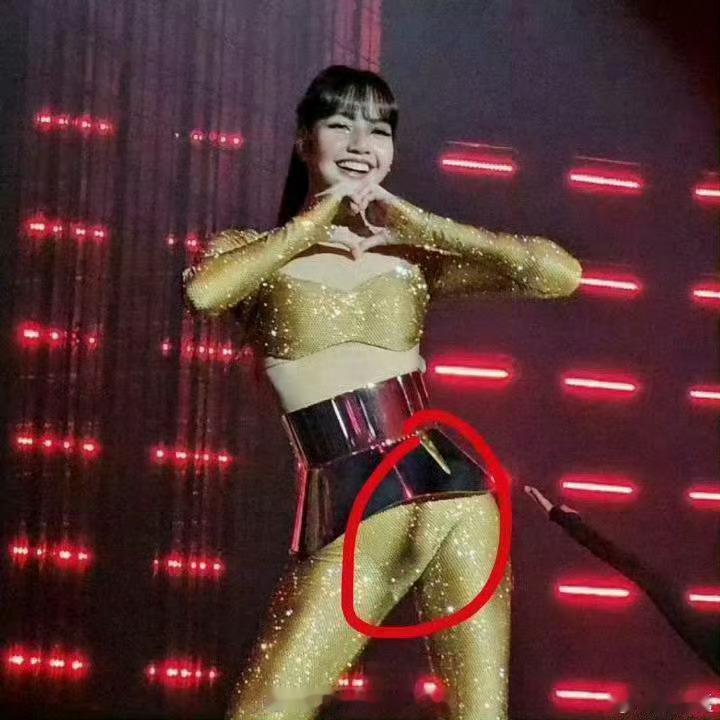 Lisa的舞台装扮引发热议，不禁让人疑惑，这个女孩为何频繁登上热搜，总是“引发争