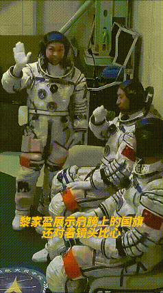 黎家盈在摄影机拍到自己的那一刻， 用手指了指衣服上的国旗， 还比了个心， 意思不