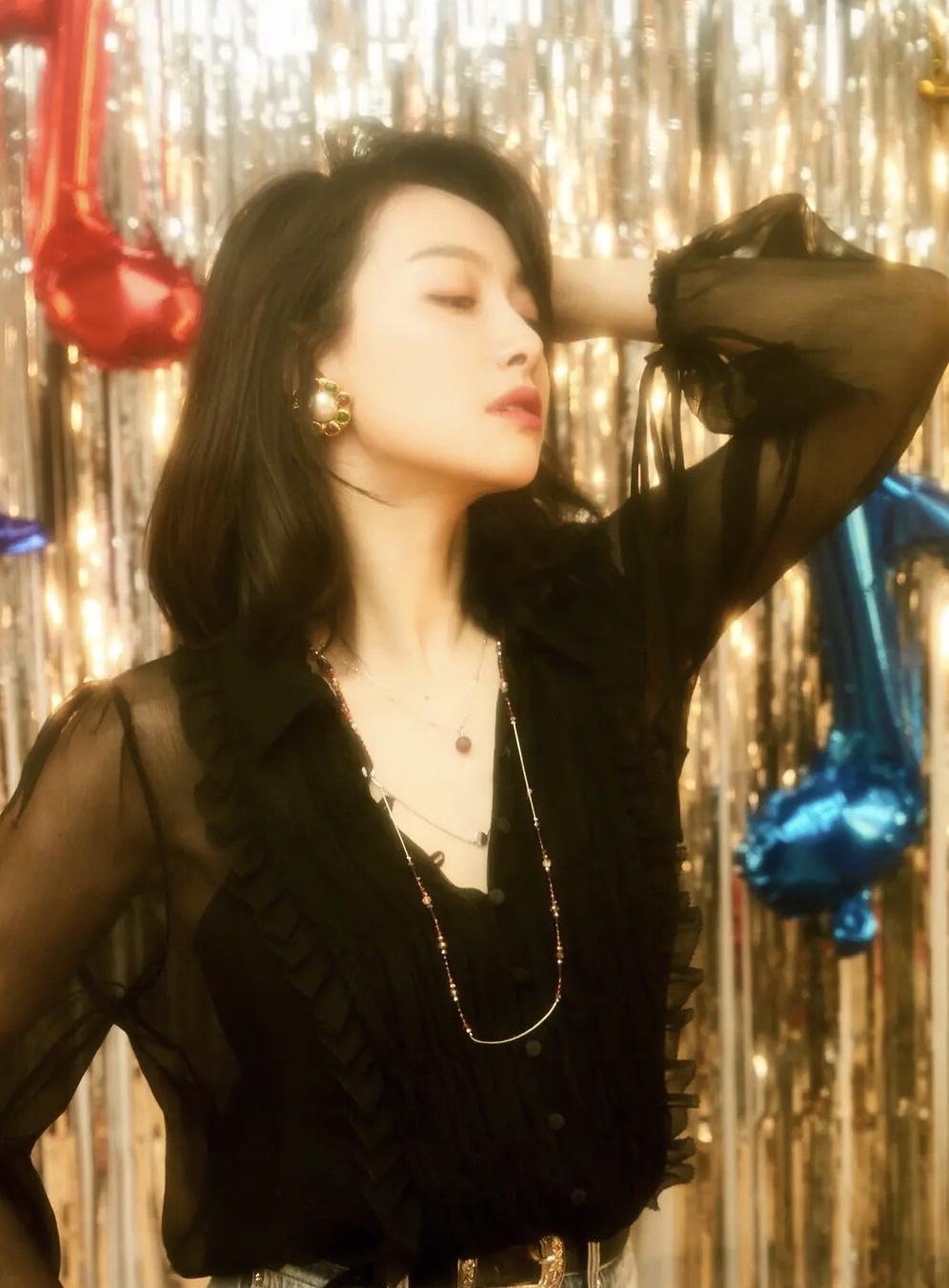 江珊在话剧《德龄与慈禧》是舞台生涯的高光时刻，她把慈善演活了。

她演得非常出彩