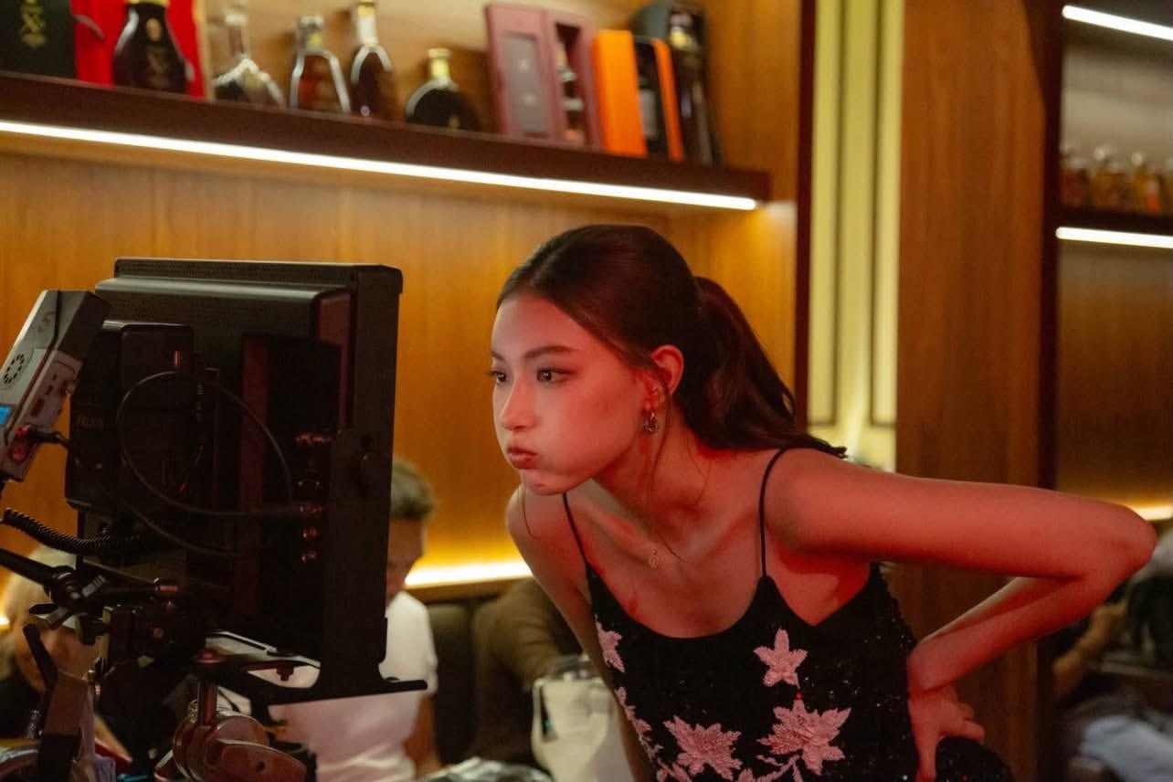 藜麦姊姊只是站在那里我们小迷妹就扑上去了 