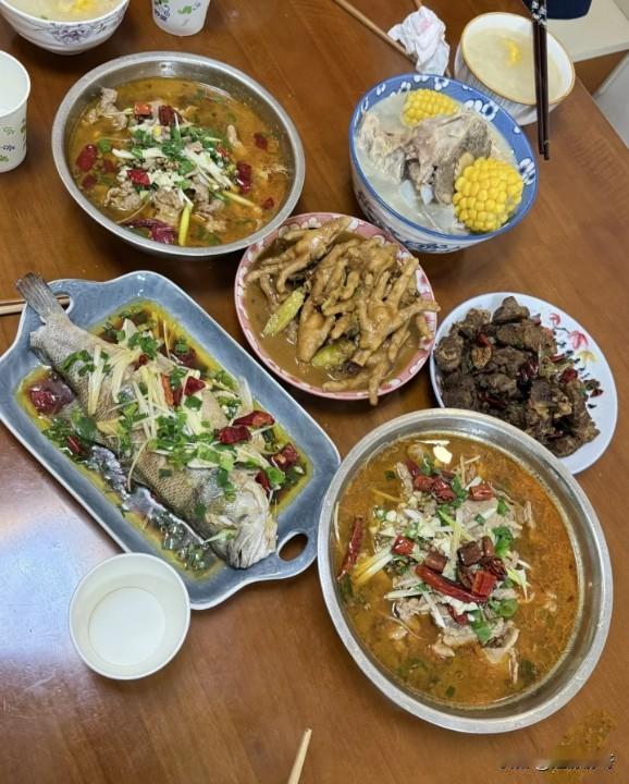 请朋友吃饭，八个大人，一个小朋友，准备了六个菜，会不会多？