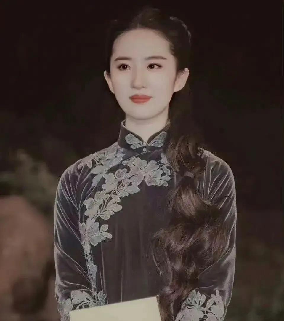 #穿旗袍的刘亦菲 古色古香的瓷器#刘亦菲旗袍造型好美，果然颜值高的人，穿什么都好