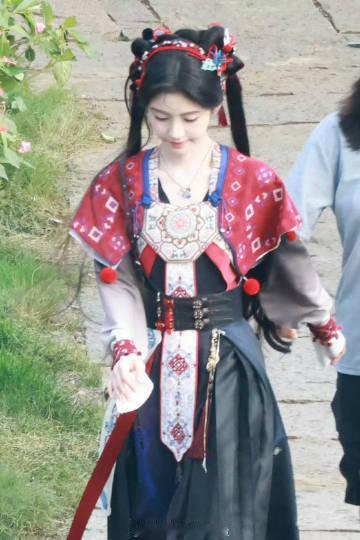 鞠婧祎双马尾路透造型 ​​​鞠婧祎来战双马尾路透造型鞠婧祎来战双马尾路透造型好可