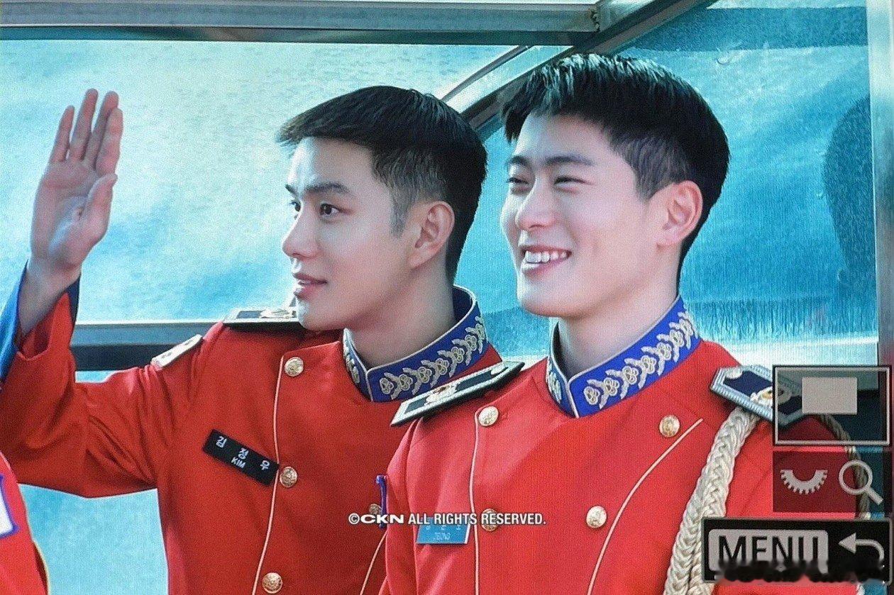 郑在玹郑在玹金廷祐军乐队同框郑在玹金廷祐军乐队演出 郑在玹x金廷祐我和我朋友在正