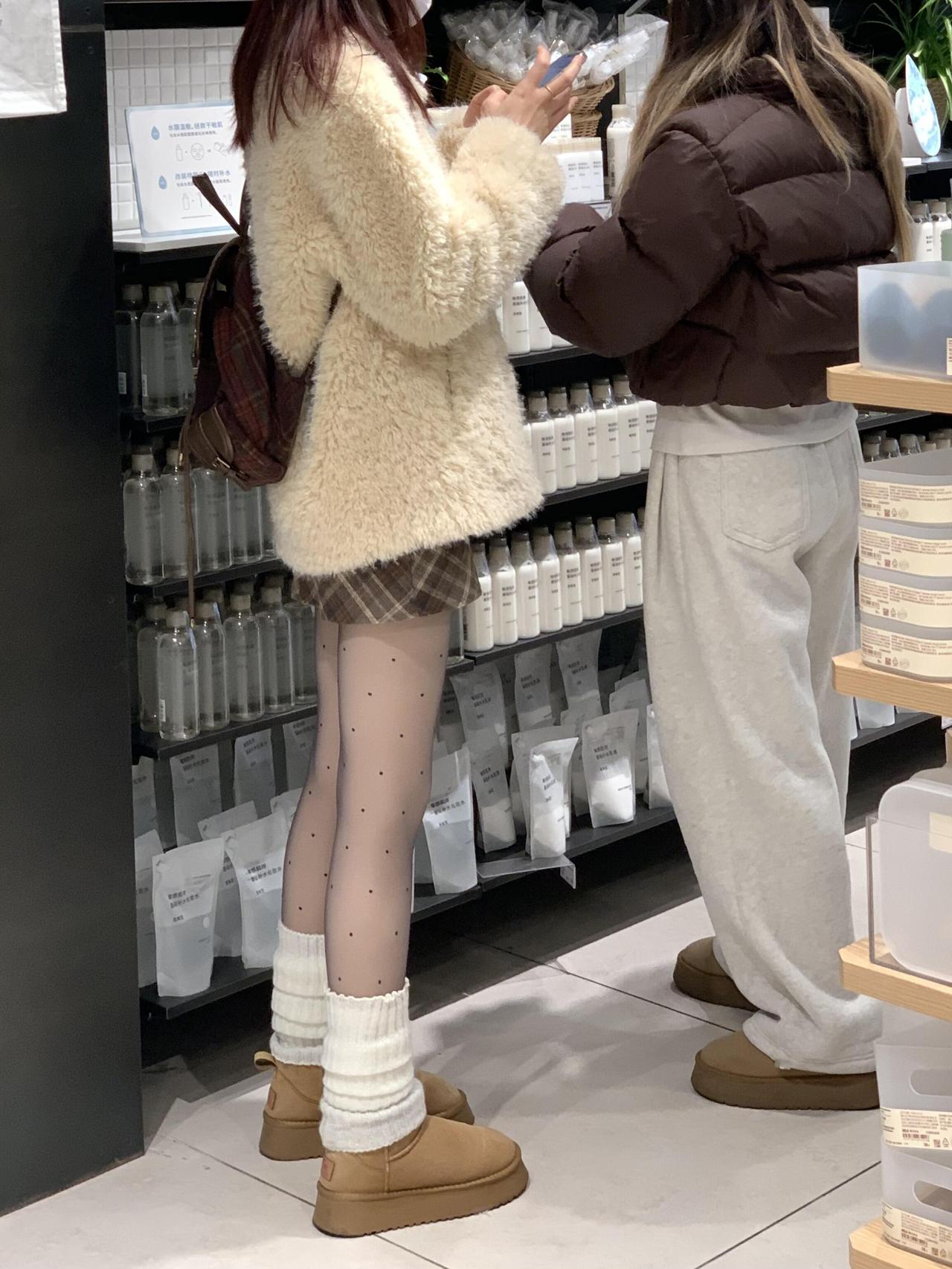 波点黑丝我悟了！！！ 
和朋友出门，一眼就相中了她的这个加绒波点黑丝，颜色好清