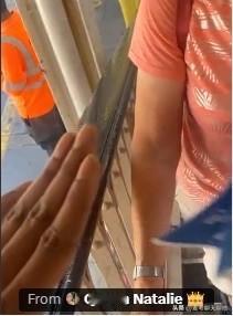 在英国伦敦的Harrow & Wealdstone火车站，一名男子故意站在楼梯扶