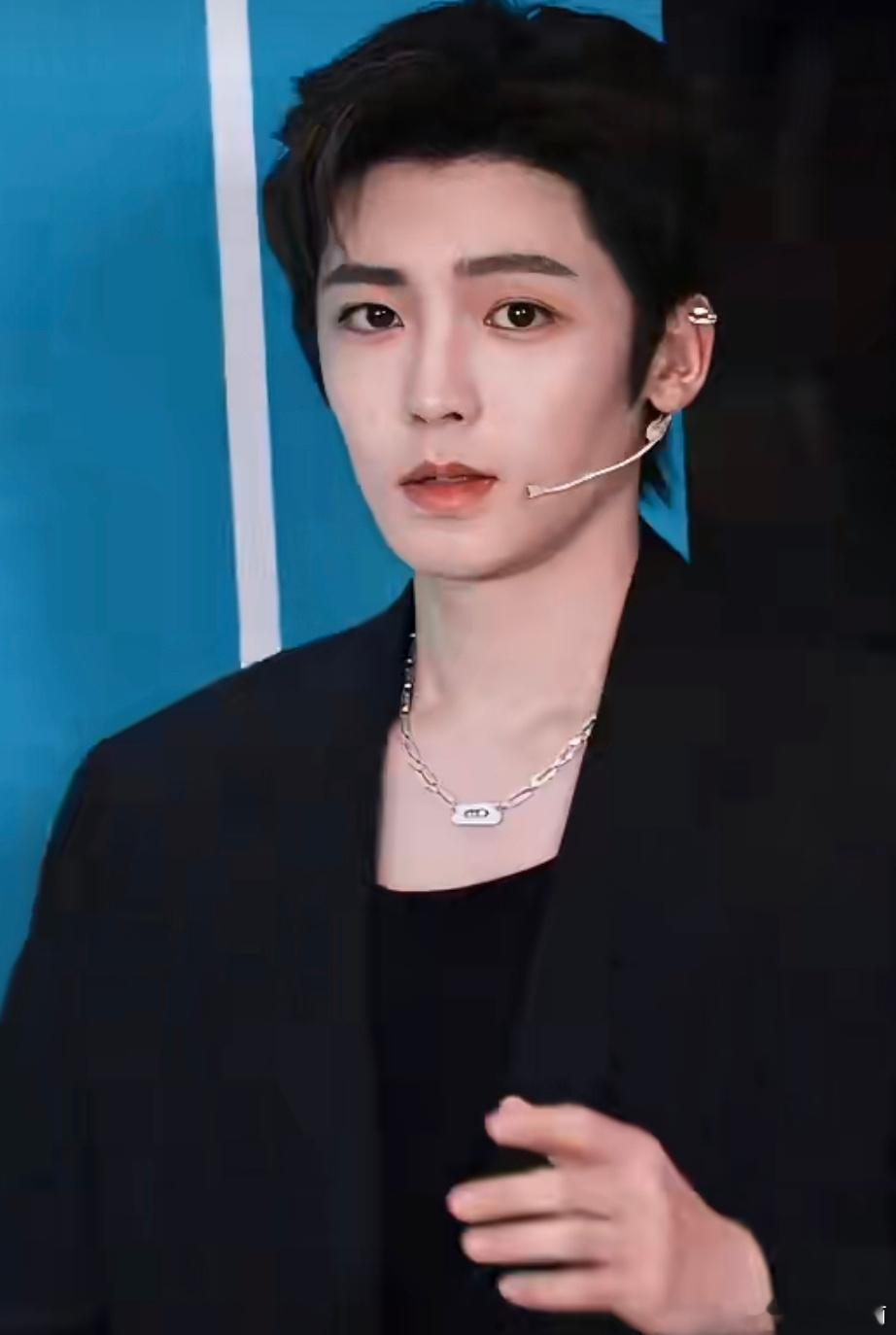 侯明昊今日线下活动直拍，想必没人能对这张帅脸说不！ 