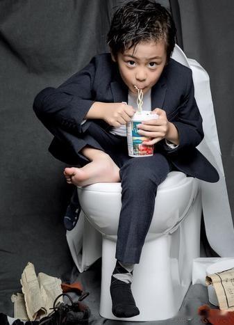 每次蹲马桶的时候，我脑细胞都特别活跃，会产生很多有创意的想法：
一，用马桶洗头，