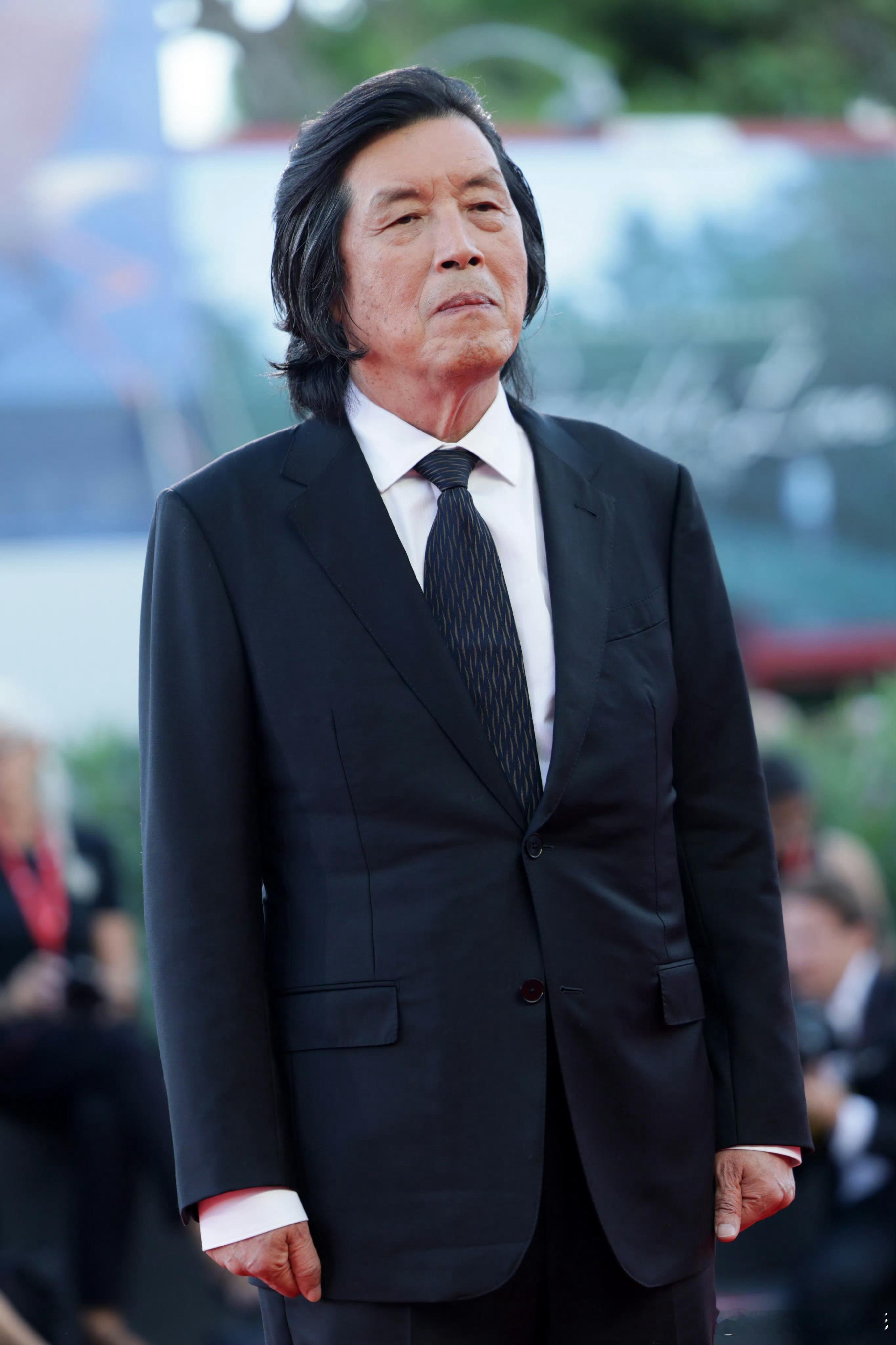 威尼斯电影节主竞赛单元影片《可能的爱情》导演李沧东亮相威尼斯电影节闭幕红毯，金狮