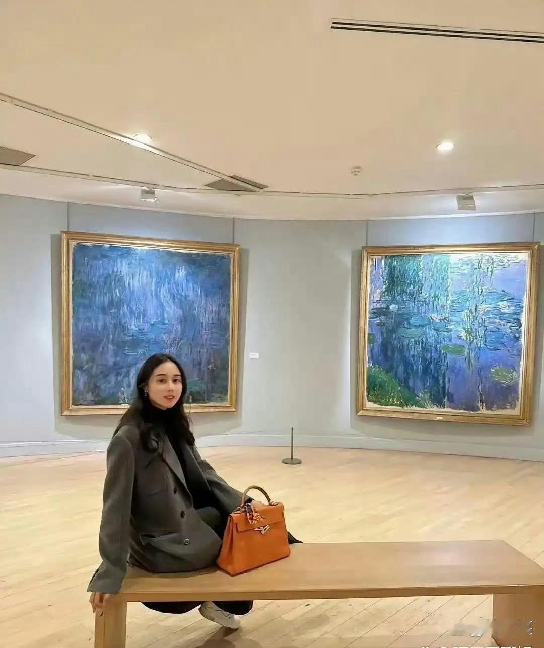 何超欣﻿发了和嫂子‎﻿﻿奚梦‏瑶的合‎‎照，2人﻿⁠都﻿打⁠扮⁠‎得超精致，⁠‎