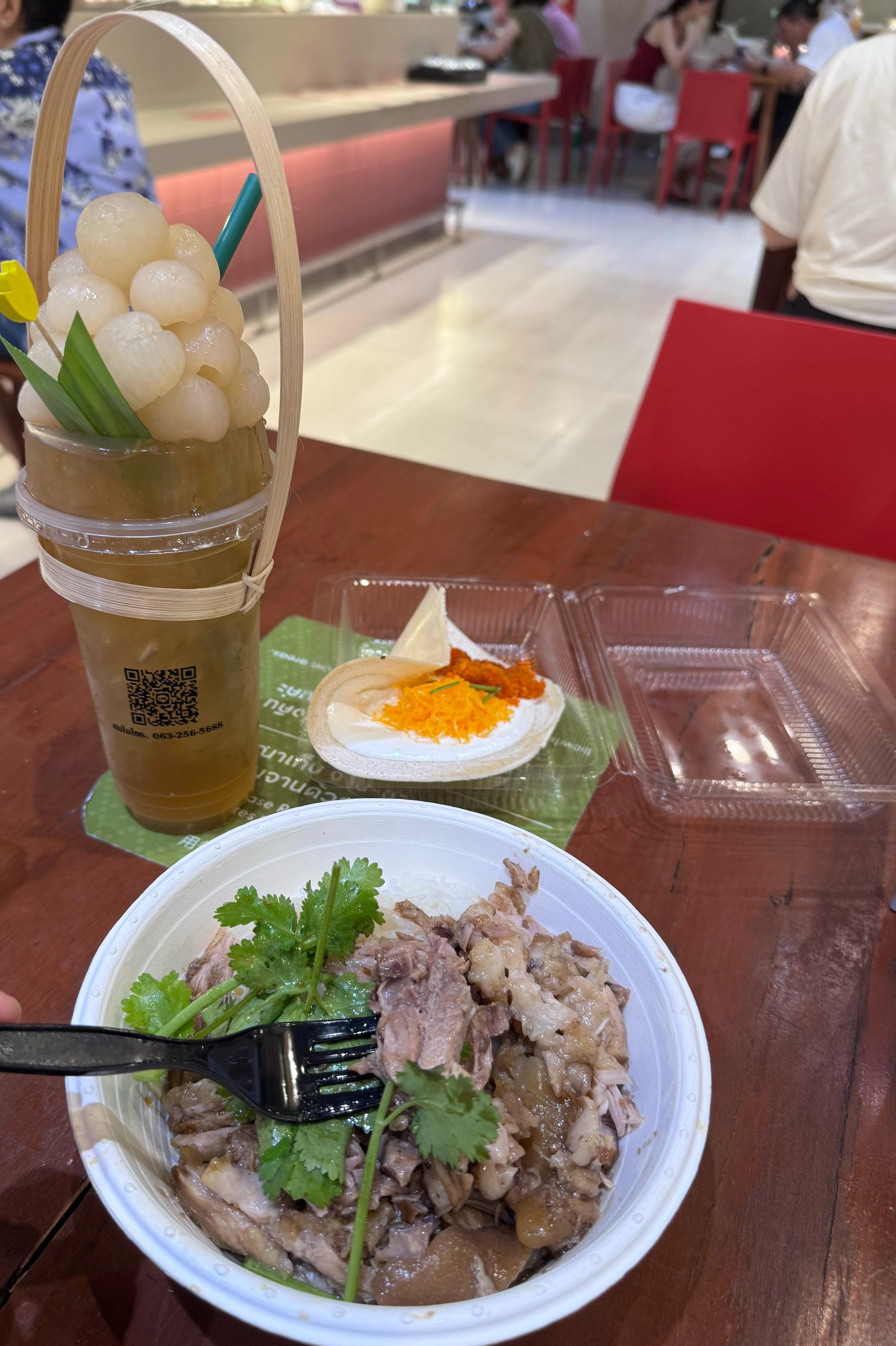 龙眼冰也太实诚了吧给了这么多！还有这个猪脚饭，肉多饭少摊主说不好意思鸡蛋卖完了多