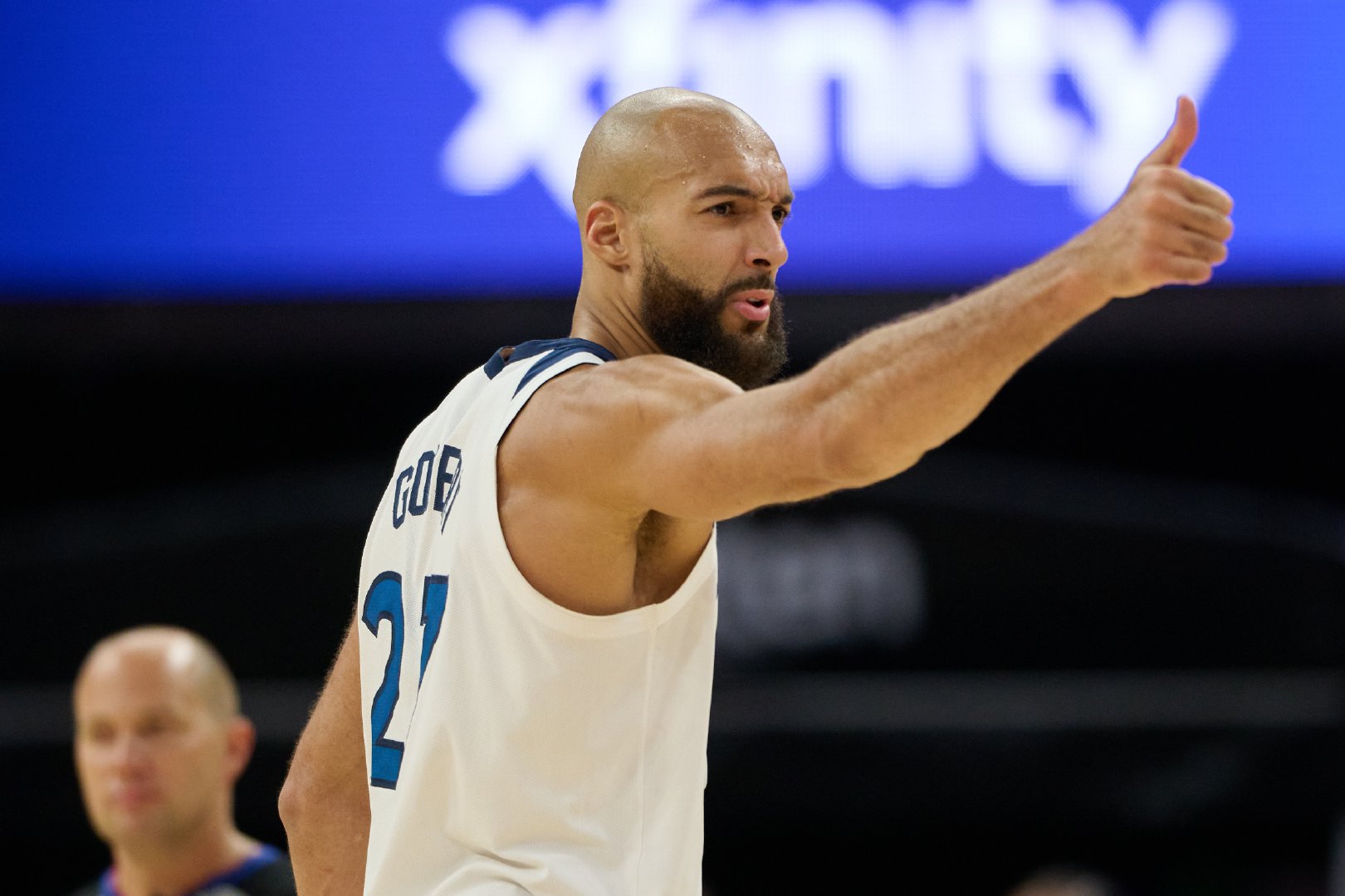 #掘金太依赖戈贝尔了# 森林狼第二节大局反扑，追平掘金。戈贝尔上半场仅出战10分