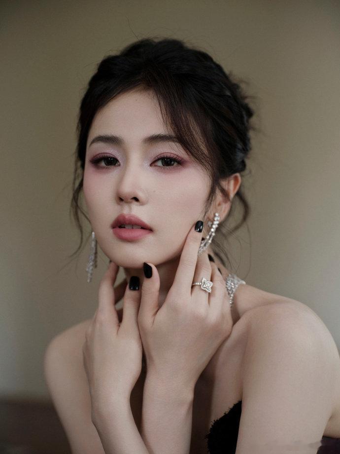 白鹿的七月行程白鹿七月的风轻轻掀起新的序曲白鹿的七月行程来啦，是出了杂志拍摄都在