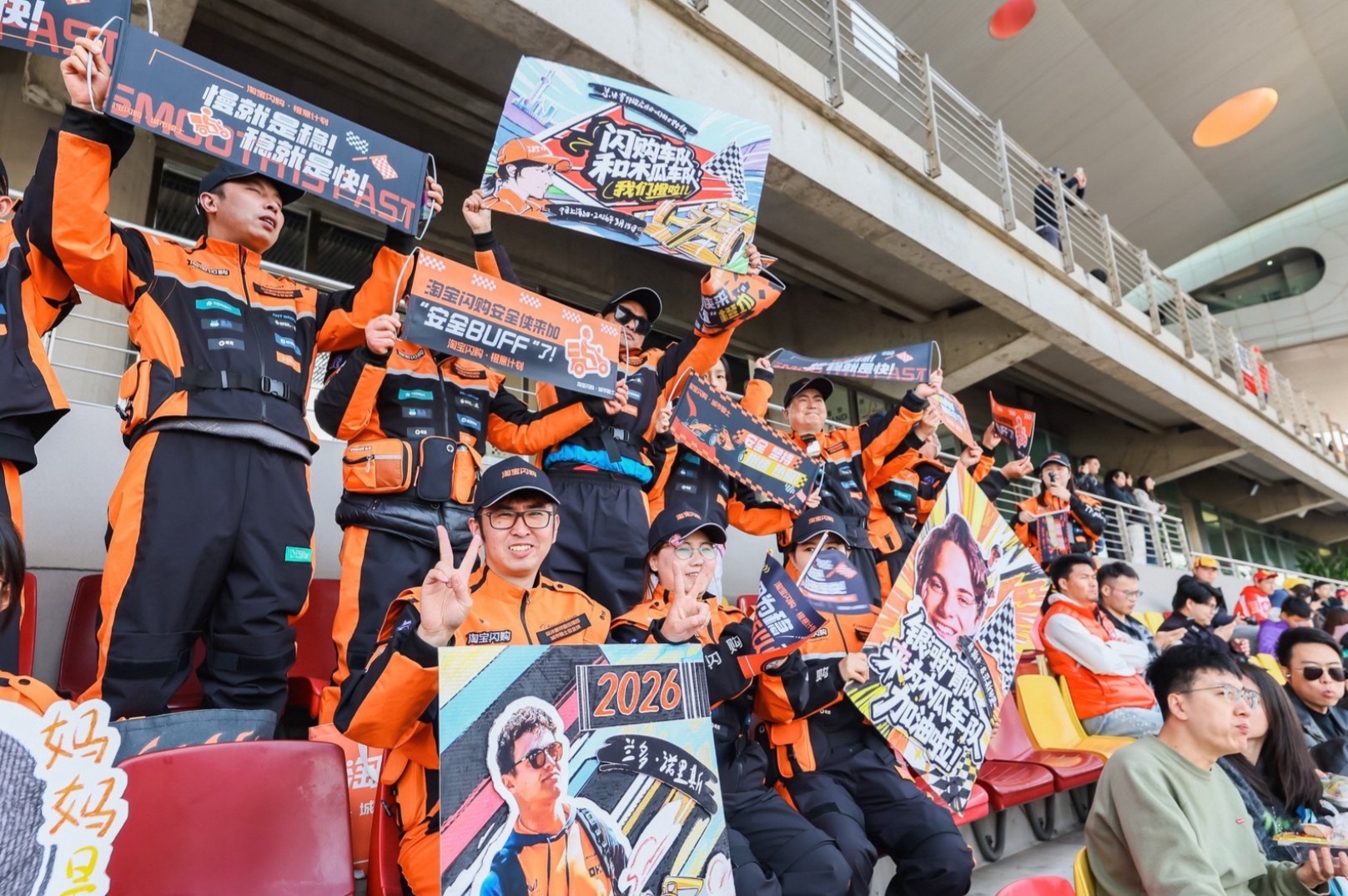 刷微博笑出声了谁懂？有没有人来get一下这个淘宝闪购，骑手小哥真的和赛车手同框了