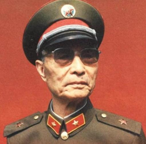 1964年，张爱萍将军到酒泉某基地视察，突然，他发现有10多名背着斜挎包的战士站