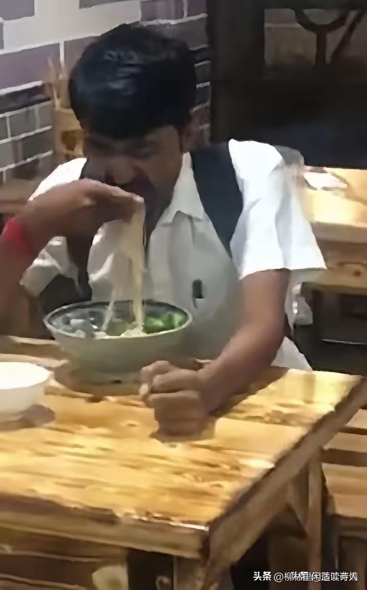 滚烫的米线，三哥直接上手。
不服不行！