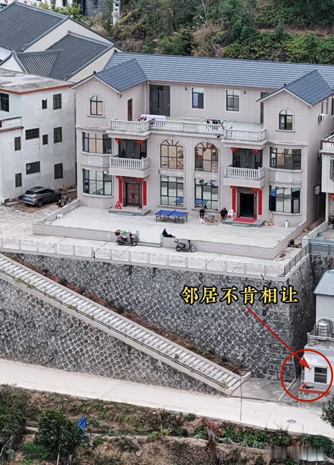 原本可以修水泥路到家🏠的，
邻居不肯相让，无奈只能修成
步梯上去。停车也不方便