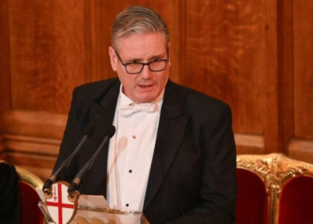 2025年12月1日晚，伦敦金融城的穹顶下，英国首相斯塔默的年度外交政策演讲掀起