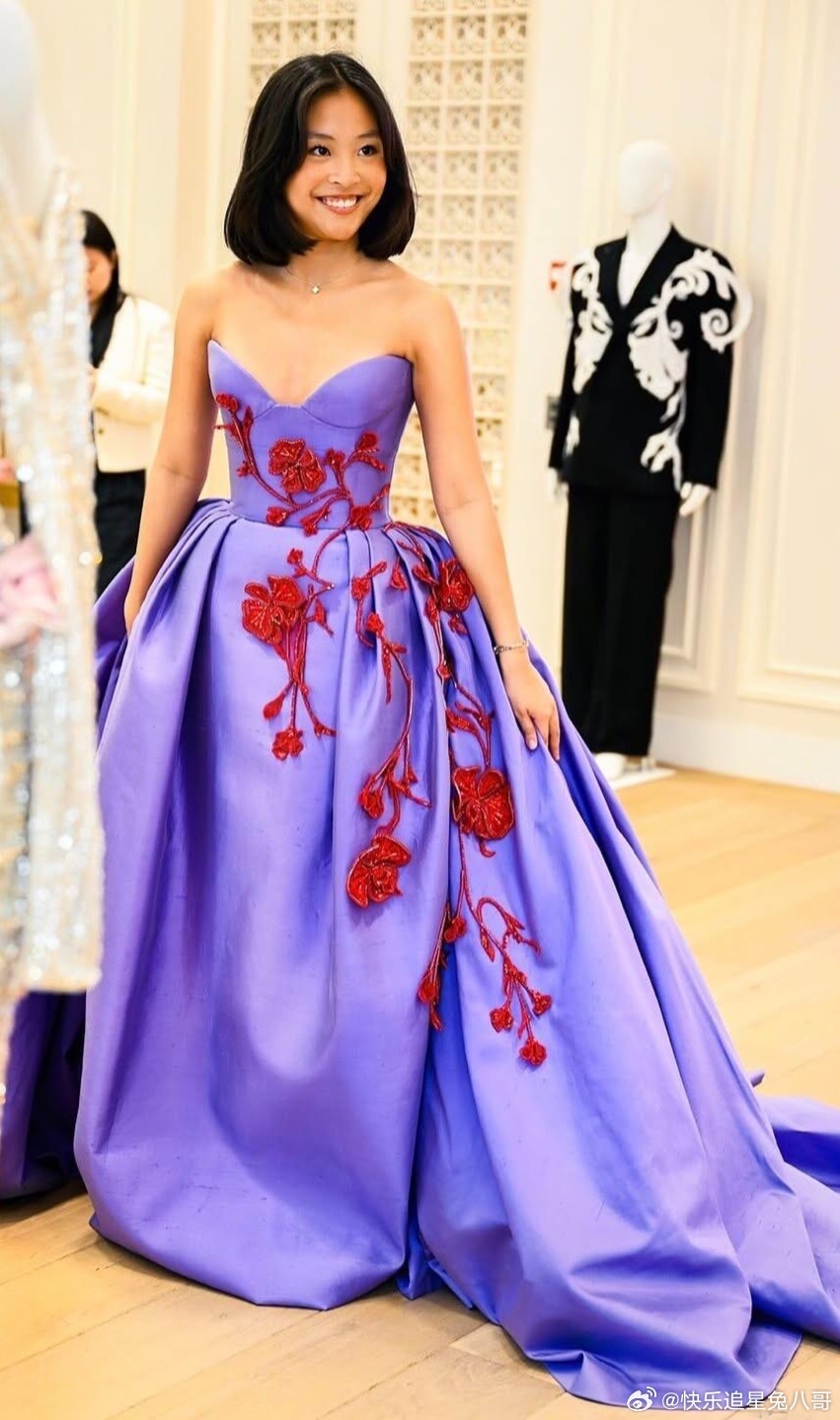 陈可辛吴君如女儿参加巴黎名媛舞会陈可辛吴君如女儿出席巴黎名媛舞会 陈可辛吴君如女