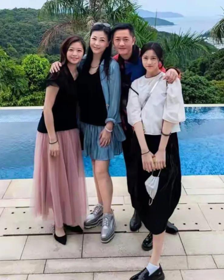恭喜！苏志威刘小慧18岁女儿顺利毕业，统考高分静待香港大学录取
7月7日，据港媒