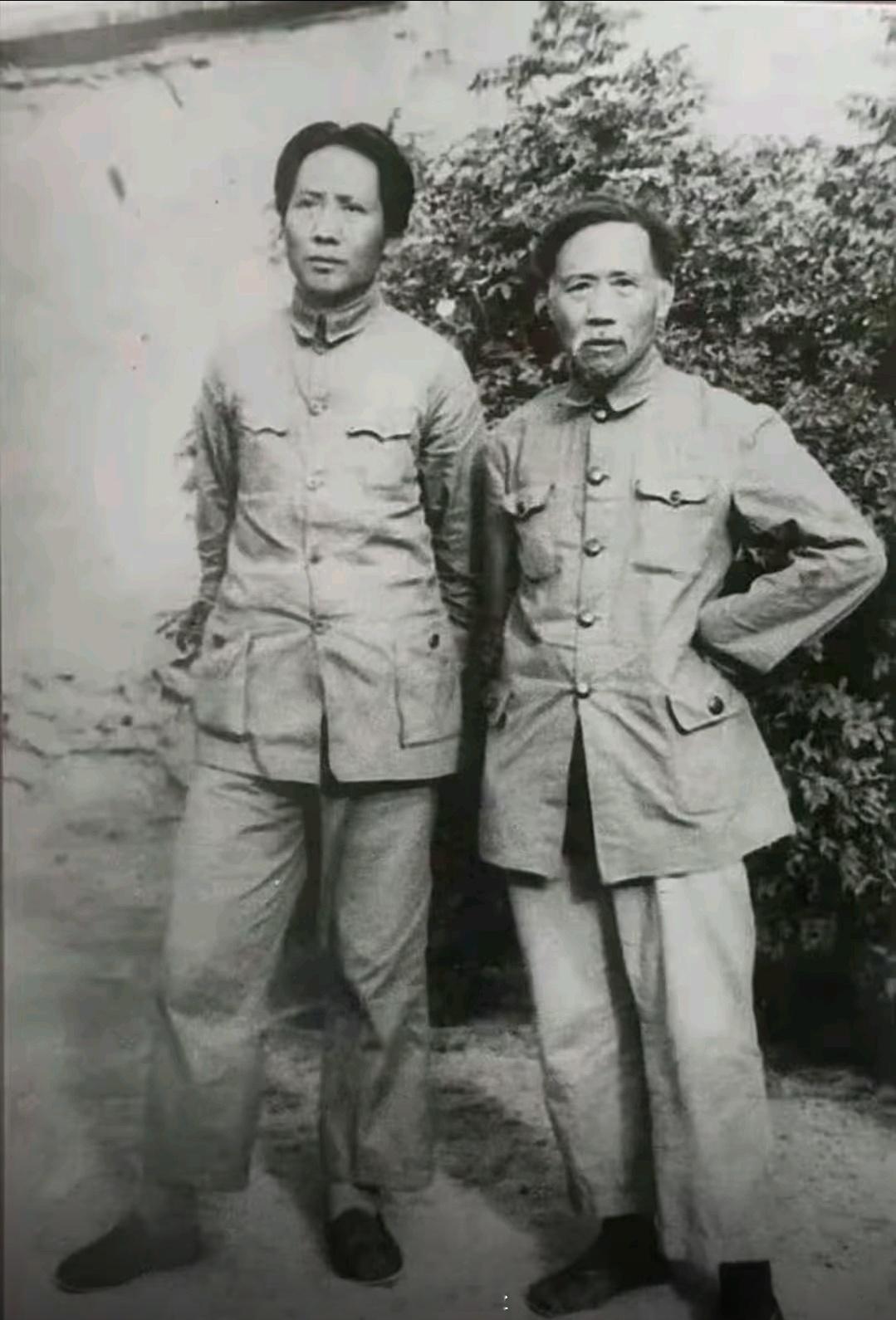 这张照片就拍摄于1936年，长征后不久，照片中的这对师生，一个比一个气宇轩昂，目