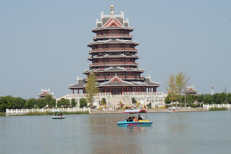 沙沟湖的陇欣阁，邳州人的心头风景，湖面上泛舟，岁月慢悠悠的。