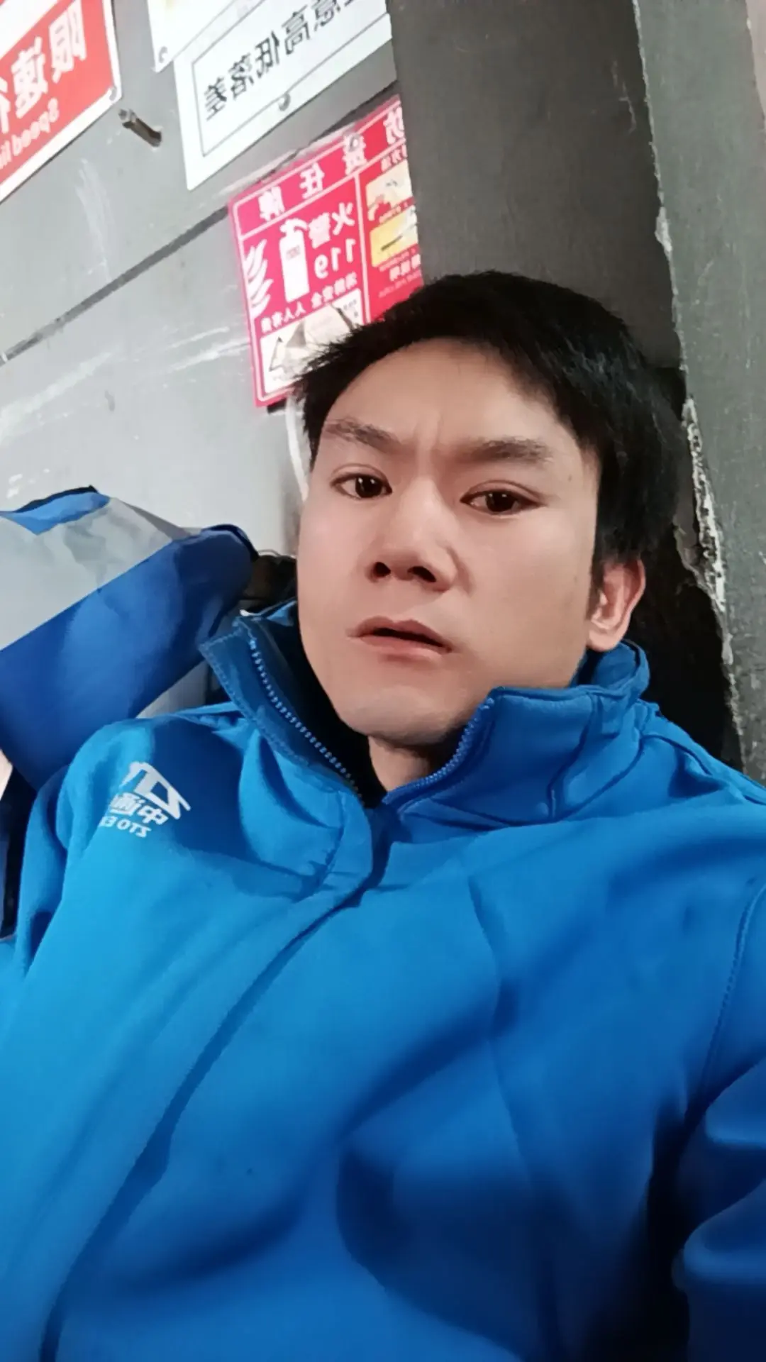 妈呀！家里面寄来的这白酒劲太大了，头昏眼花的