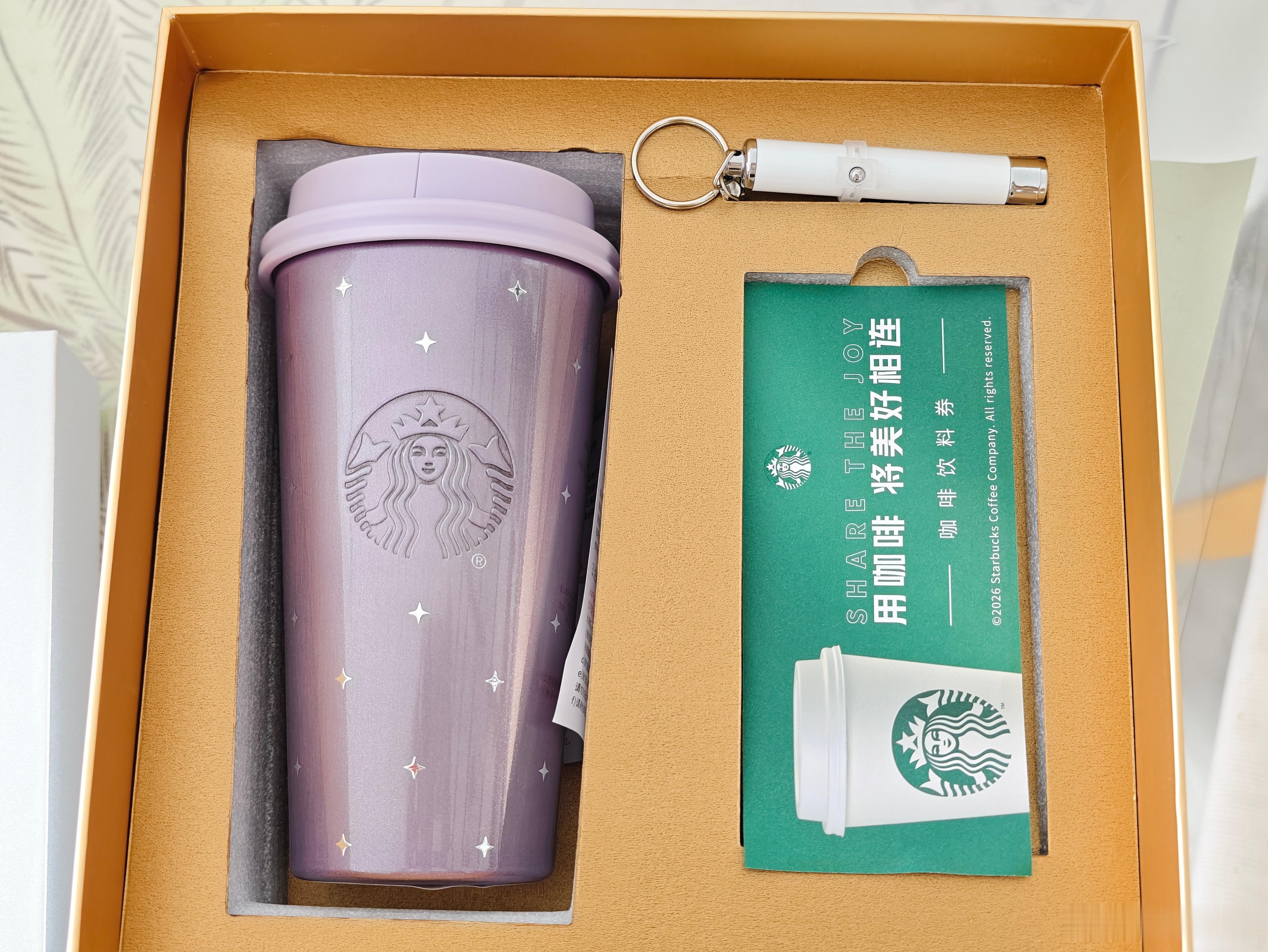 荣耀600的邀请函收到了，是和星巴克联名礼盒【手握幸运星礼盒】，里面有星巴克“幸