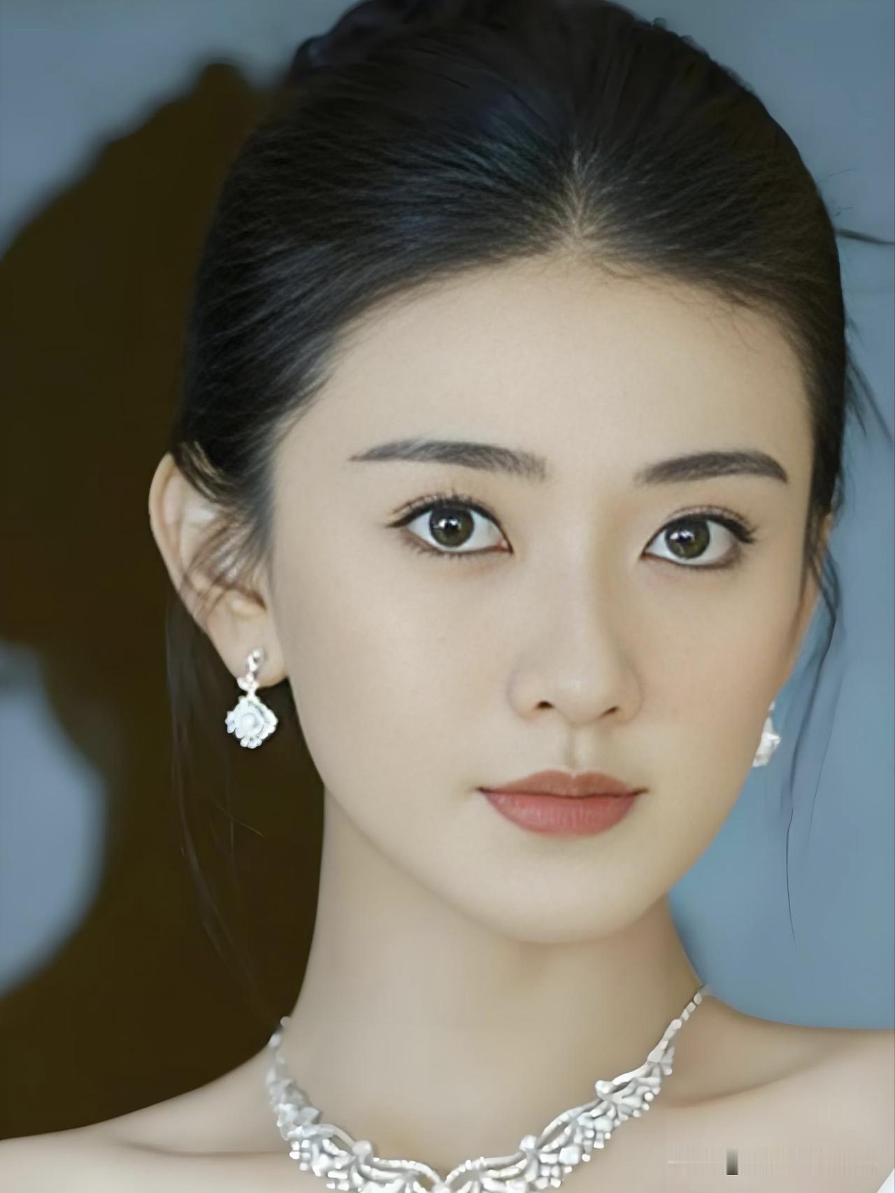 梁洁温婉如玉，笑靥如花。不被定义，从容沉淀，愿她永远明媚。经历了重重磨难，你会忘
