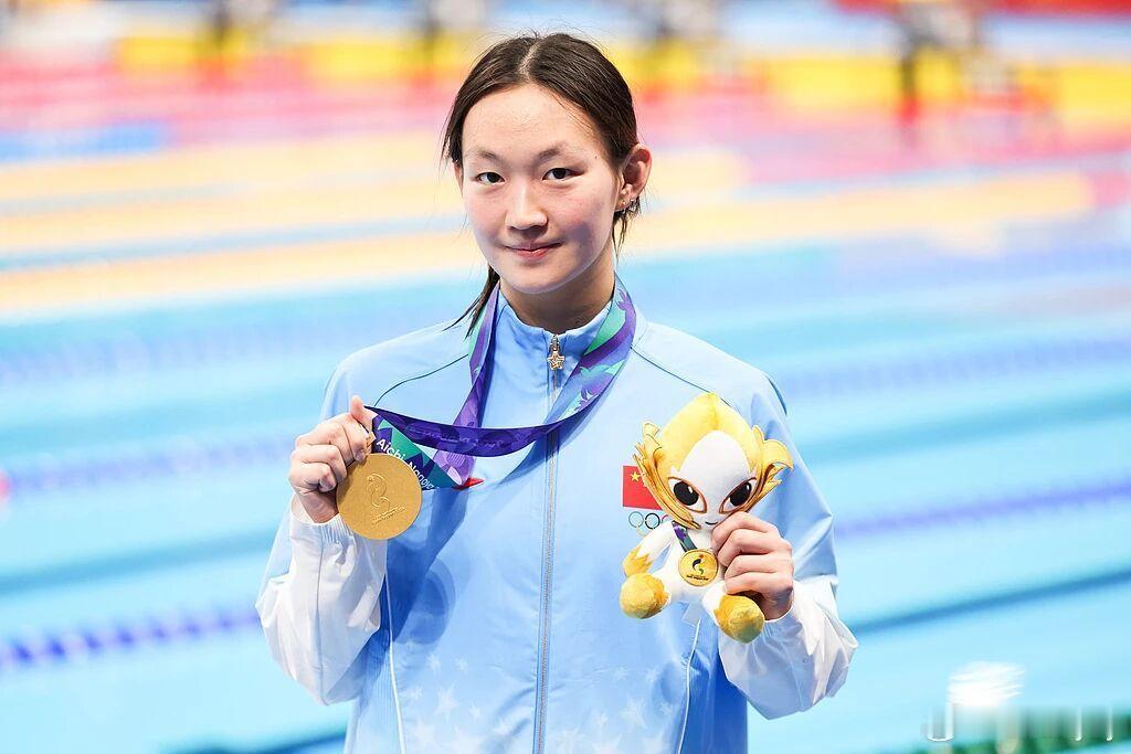 泳帽之上是赤诚，潘展乐这一刻让无数国人动容2026亚运会男子100米混合泳接力赛