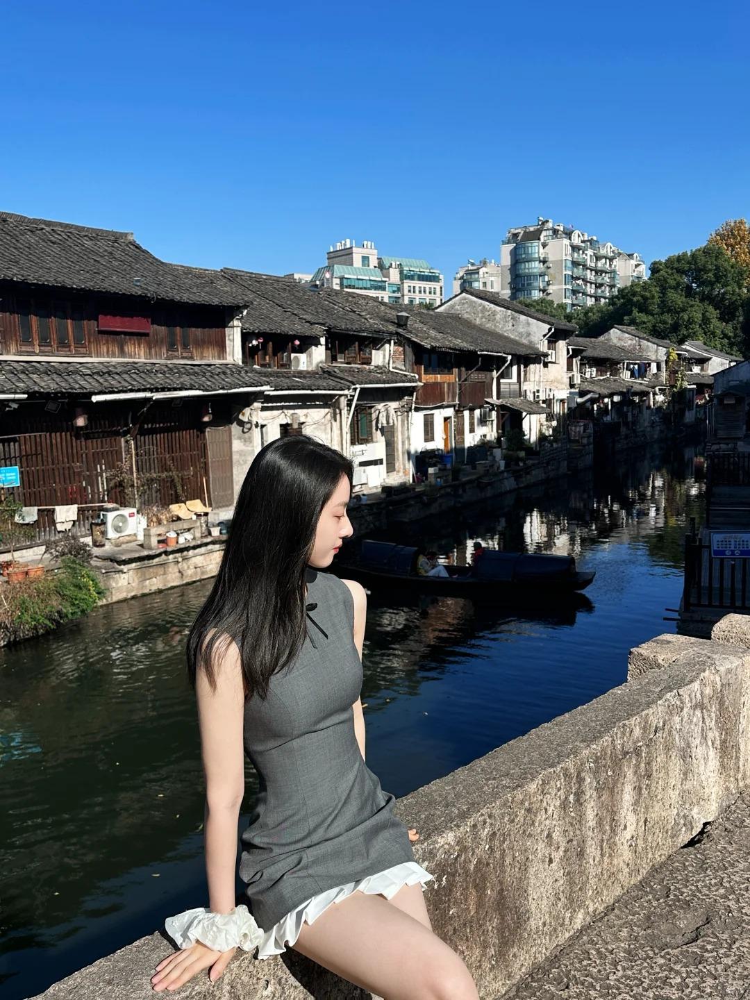 墨池边仿佛仍有书圣洗笔的倒影，题扇桥的铜像凝固着千年佳话，戒珠寺的飞檐翘角藏着晋