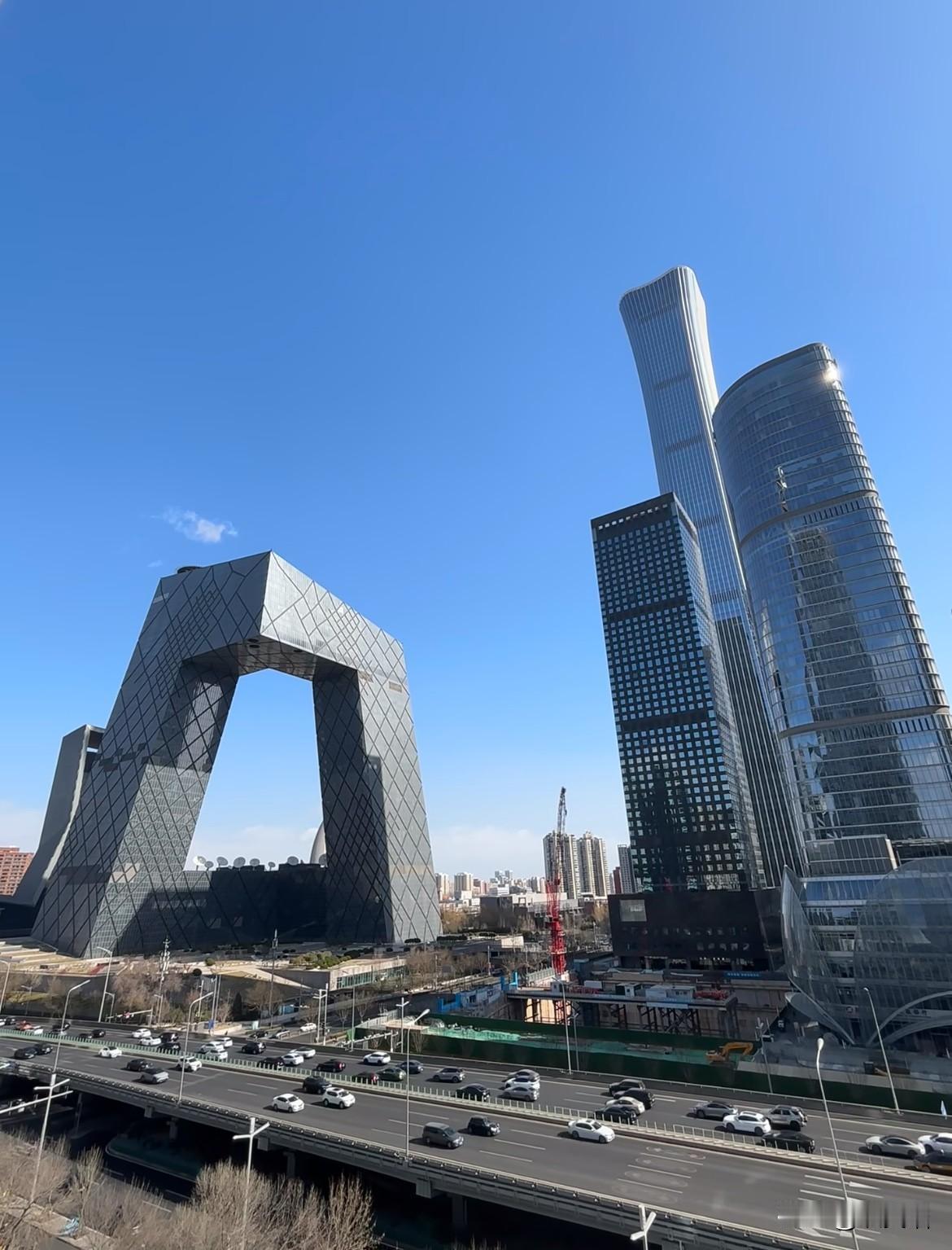 最近一周的北京，真有点让人恍惚。

没有往年那种一出空调房就融化的持续高温，也没
