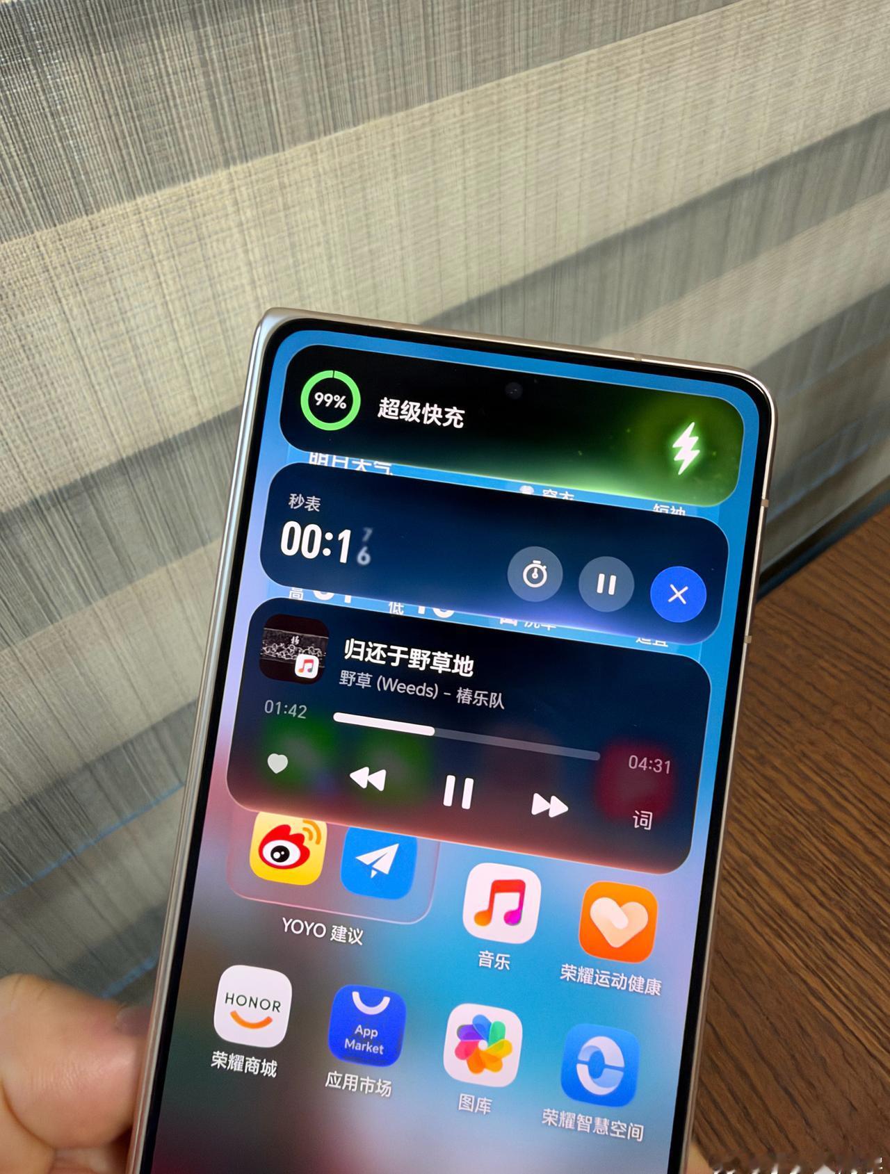 MagicOS 11灵动胶囊生态真的很不错，之前版本我就很喜欢，现在在细节和光效