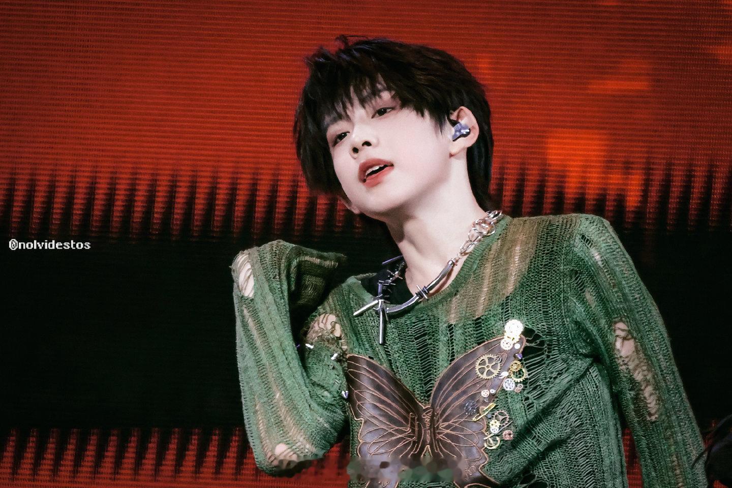 让我们回顾一下陈奕恒出圈的绿色小蝴蝶吧期待他后面的舞台表现陈奕恒和陈奕恒一起拾光