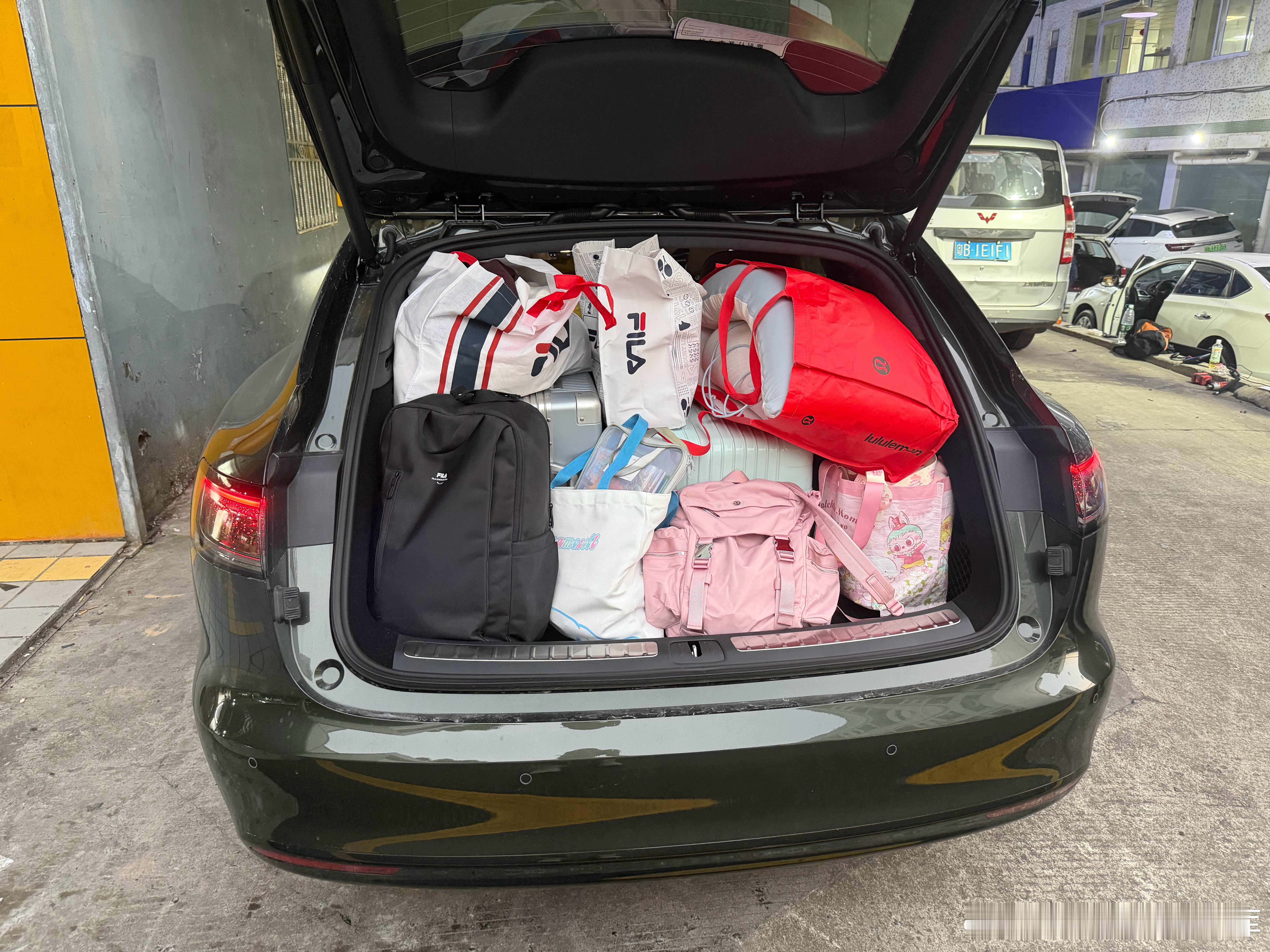 五人回老家不得不说享界S9T是真能装五人行李塞满还有空间鸿蒙智行大v聊车享界s9