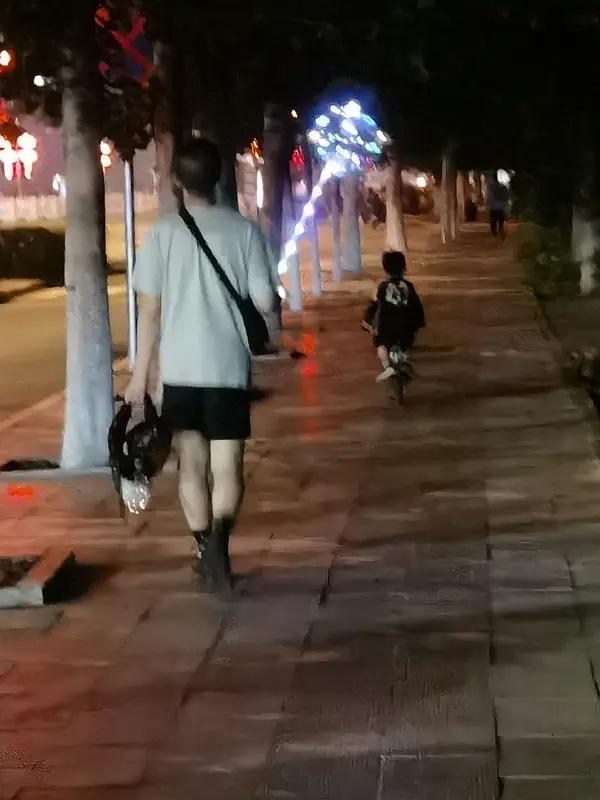 刷到个视频，小男孩生病扑在别人爸爸身上哭，看着太让人心疼了。小男孩估计是难受又找