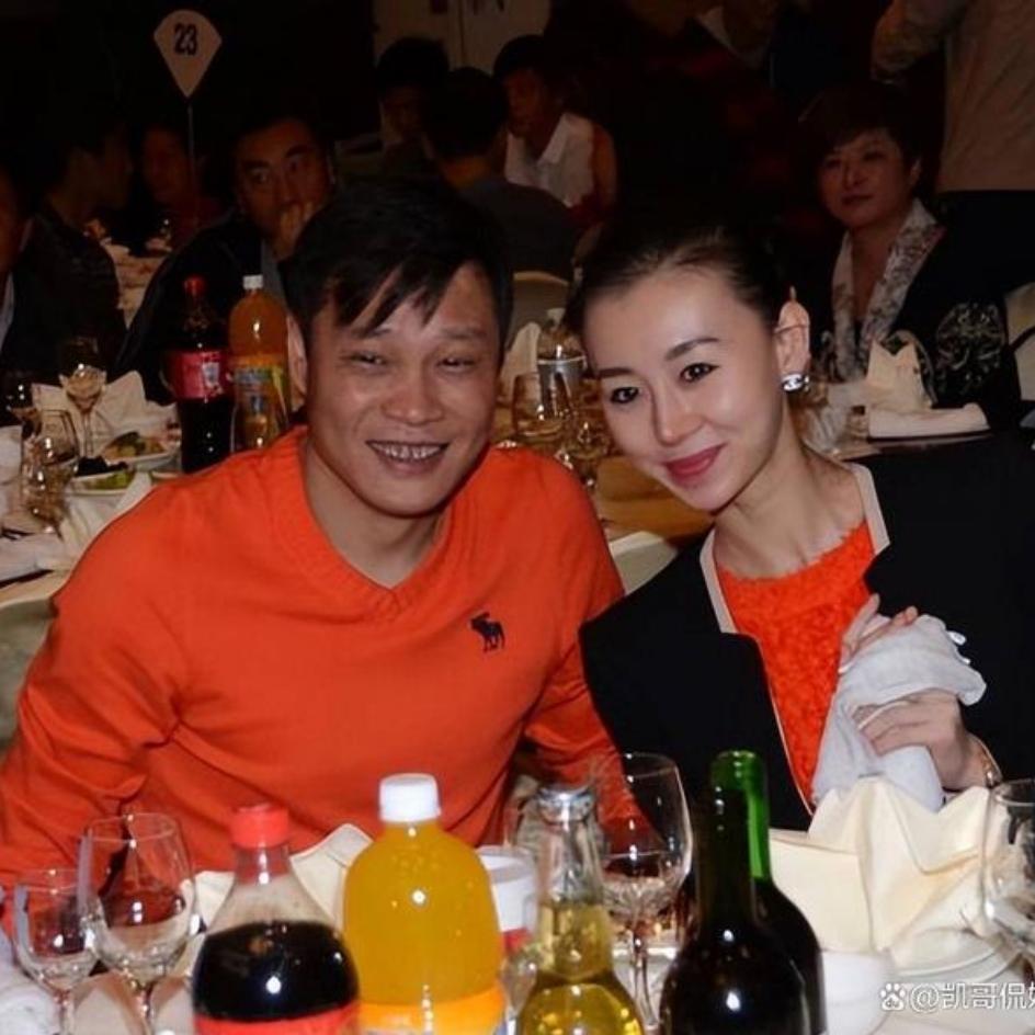 被说像父女？范志毅和小17岁的妻子张梦瑾，被网友调侃像父女，他却看得特别通透。