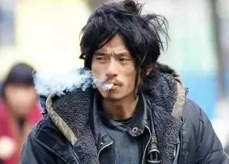 抽烟一定会得肺癌吗？
抽烟有害健康，
这个谁不知道？
那为啥抽烟的人还那么多？