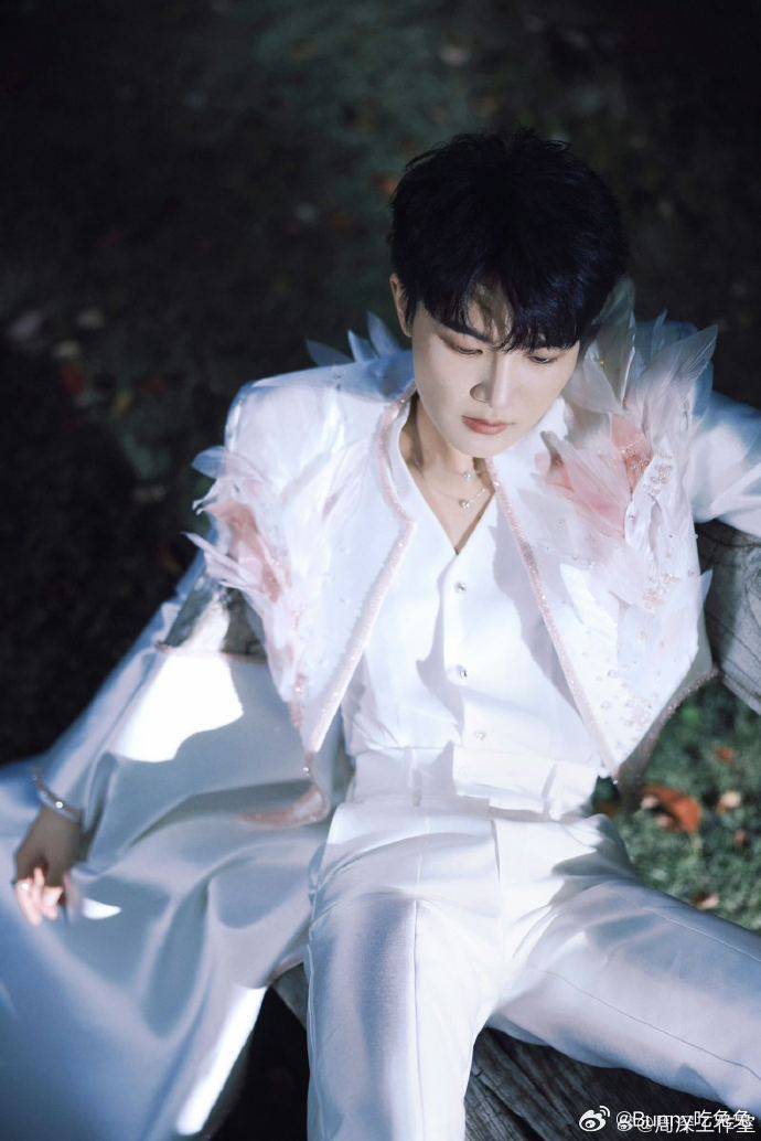 周深樱花树下站谁都好看暮色遇周深，春风携樱落，每一帧出发图都藏着独属于春日的浪漫