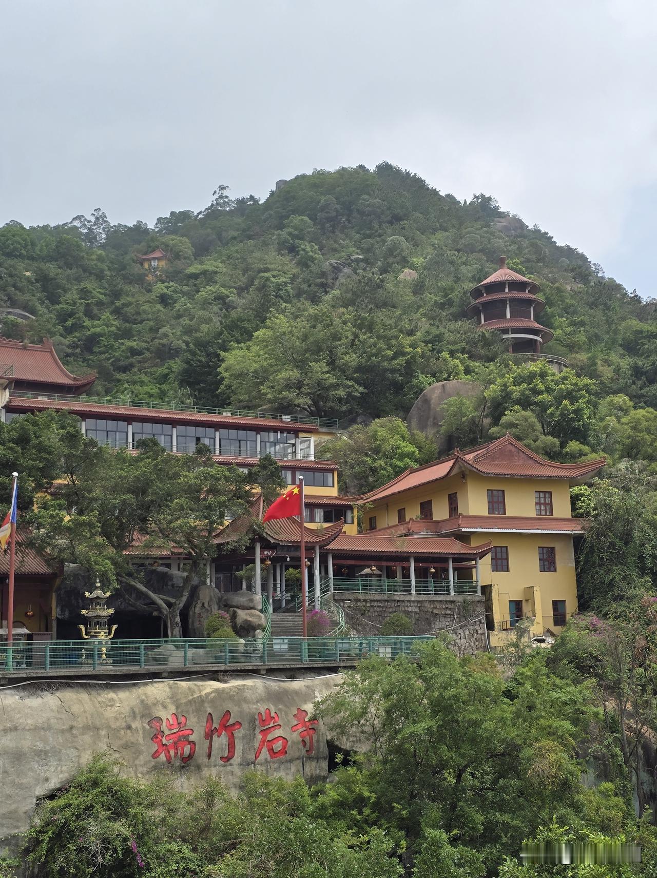 漳州瑞竹岩寺
瑞竹岩寺坐落漳州龙文区岐山岩壁、毗邻万松关，五代始建，因高僧剖竹引