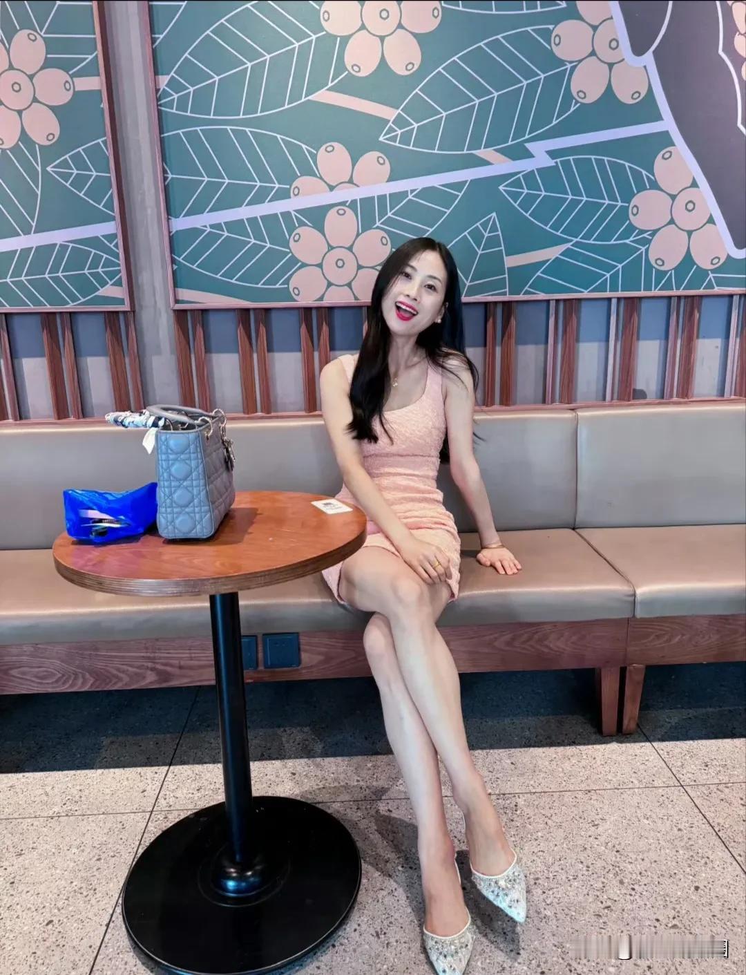 粉色系连衣裙真的可以瞬间拉低年龄，给你满满的自信，让你瞬间变成小女生，如果你偶遇
