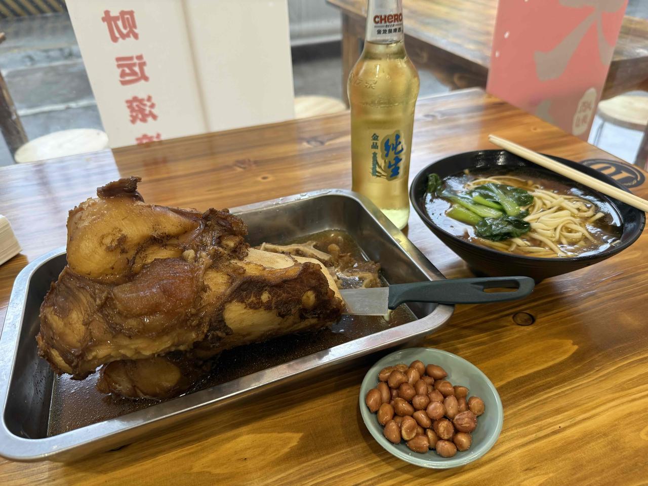 头一回吃这么大的牛骨头！再加一盘鸭翅加花生米加面才35元，纯生啤酒6元。在咸宁。