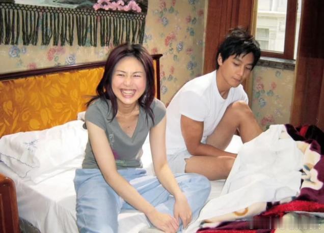 2003年《新扎师妹2》片场照，记者去探班，刚好拍到区海文（吴彦祖）向方丽娟（杨