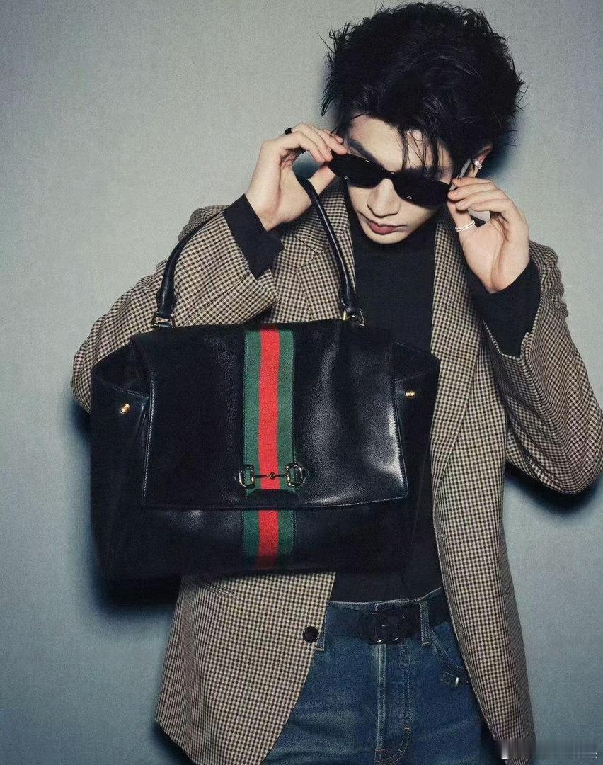 张凌赫Gucci墨镜大片张凌赫天生巨星张凌赫Gucci墨镜大片，不错不错，