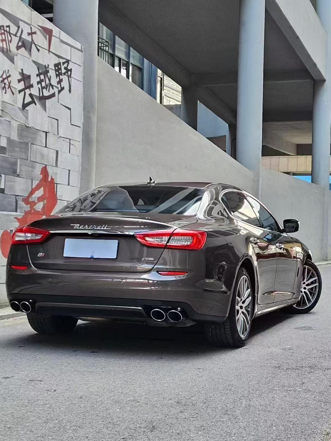 朋友收了台四驱总裁，才卖 16 万虽然这车现在各方面都垃圾，只剩声浪。但 在 1