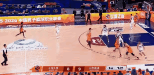 真是看不懂张镇麟！
空中接力平框爆扣，三分线外接球，连突两个防守，最后滑翔爆扣外